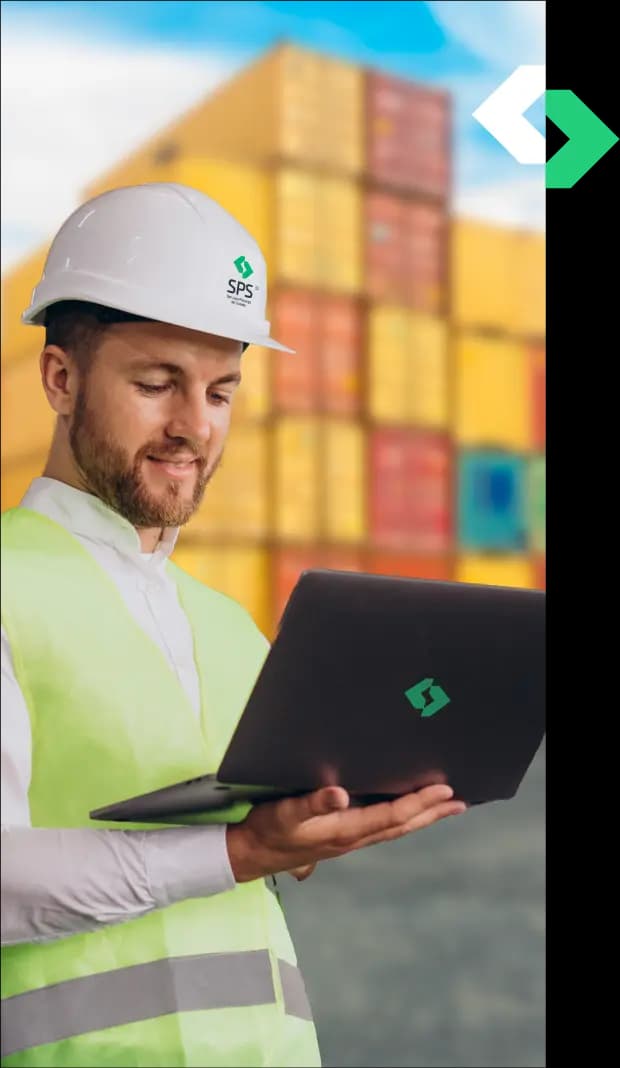 Empleado de Servicios Procargo del Sureste parado en un patio viendo una laptop