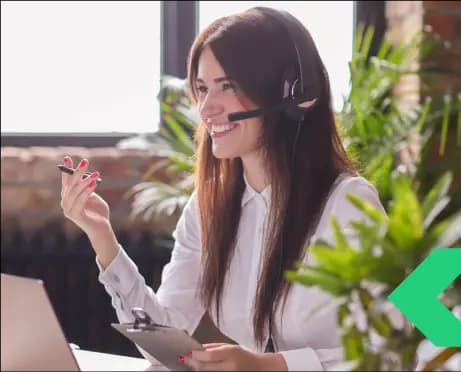 Mujer ejecutiva sonriendo mientras habla con alguien por teléfono